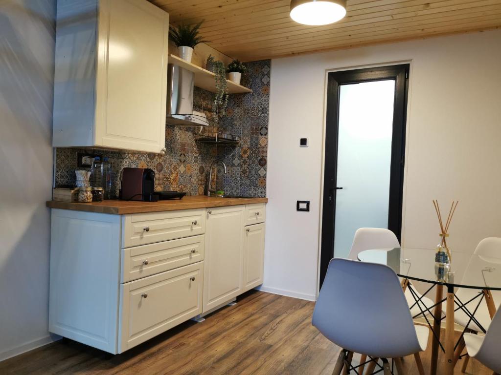Kuchyň nebo kuchyňský kout v ubytování Kopel Haus - Studio - Self acces cod location