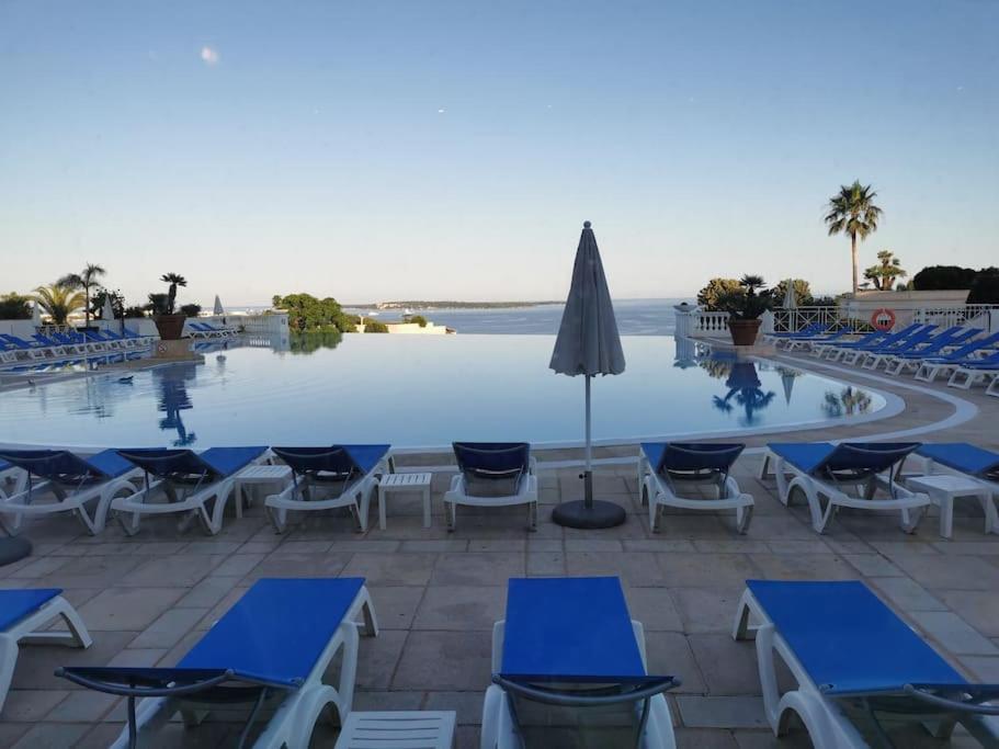 Bazén v ubytovaní Appartement rénové, piscine à débordement, vue mer alebo v jeho blízkosti