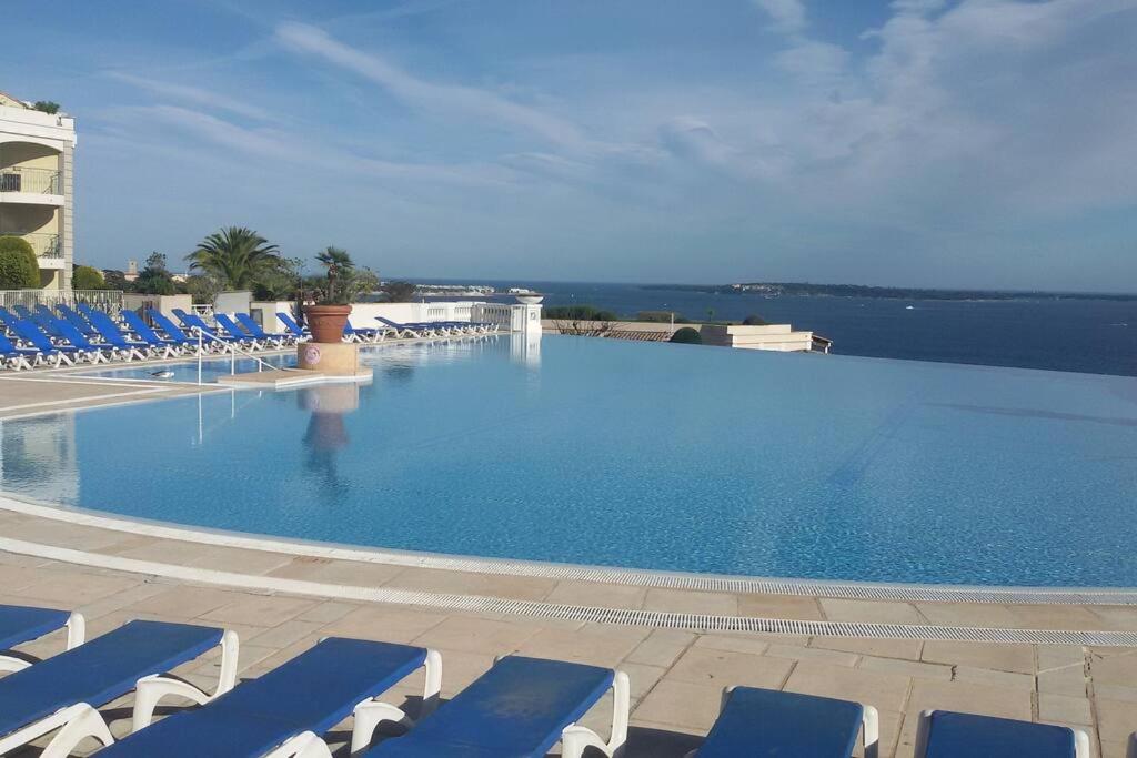 Bazén v ubytovaní Appartement rénové, piscine à débordement, vue mer alebo v jeho blízkosti