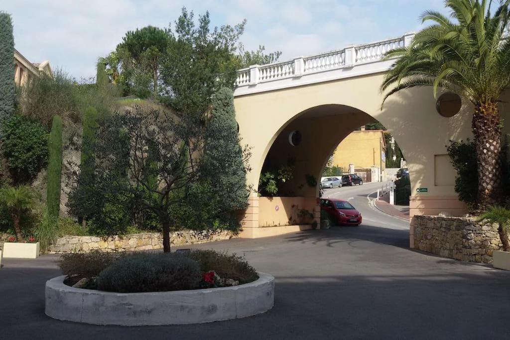 Fotografia z galérie ubytovania Appartement rénové, piscine à débordement, vue mer v Cannes