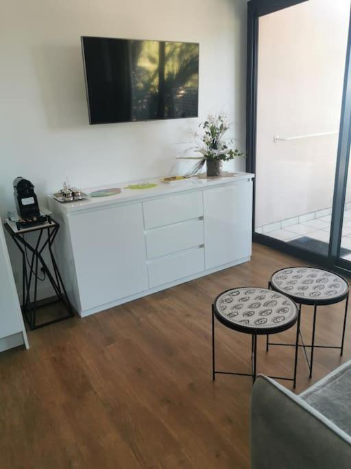 Fotografia z galérie ubytovania Appartement rénové, piscine à débordement, vue mer v Cannes