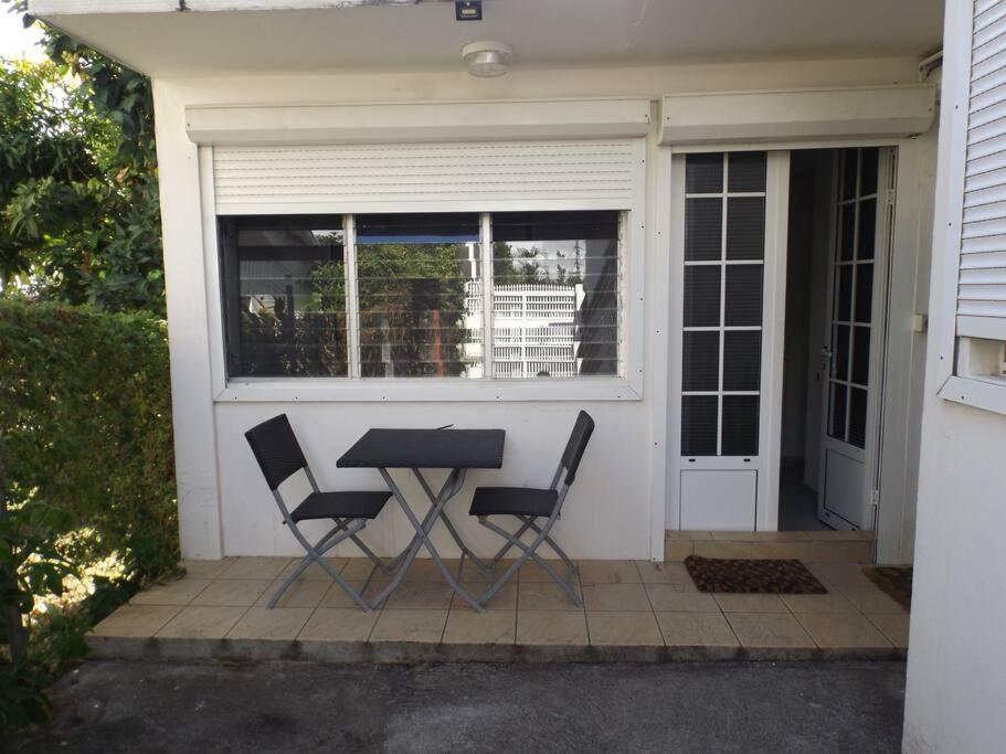 una mesa y sillas frente a una casa en Aux portes de la Soufrière, Baillif en Baillif