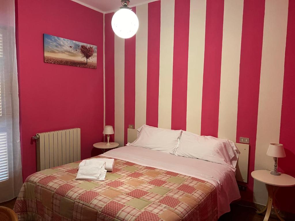 A bed or beds in a room at Hotel Meri 1956 Locanda e Cucina