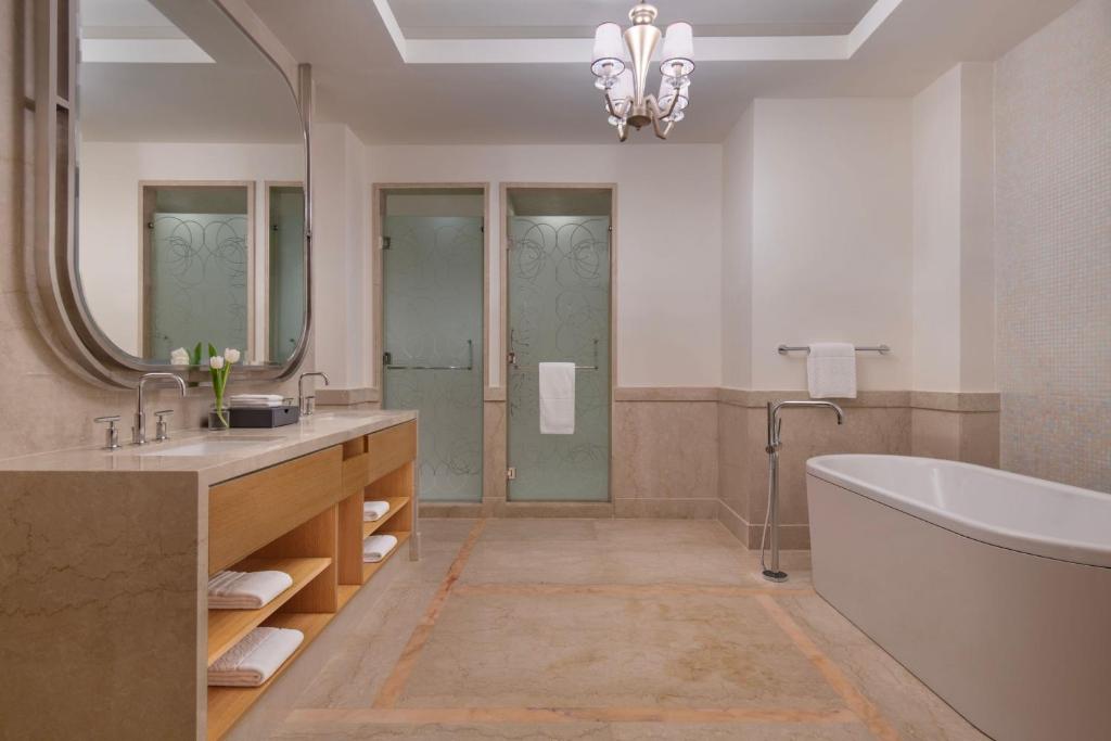 Ein Badezimmer in der Unterkunft The St. Regis Doha
