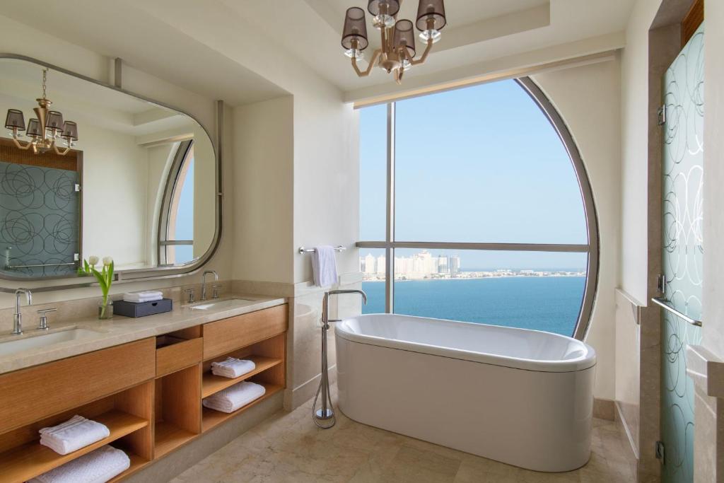 Ein Badezimmer in der Unterkunft The St. Regis Doha
