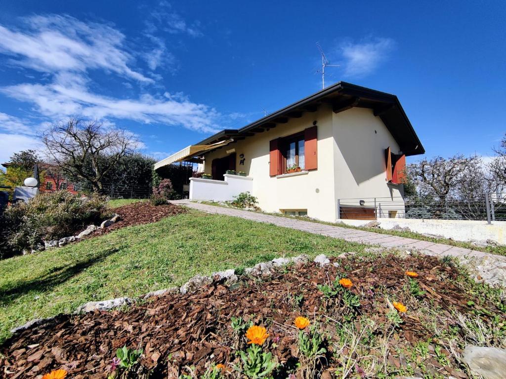una casa con un patio de hierba delante de ella en VILLA AMA en Pordenone