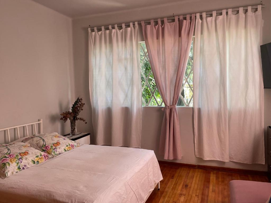 En eller flere senge i et værelse på Casa centríca accesible a los lugares más turísticos