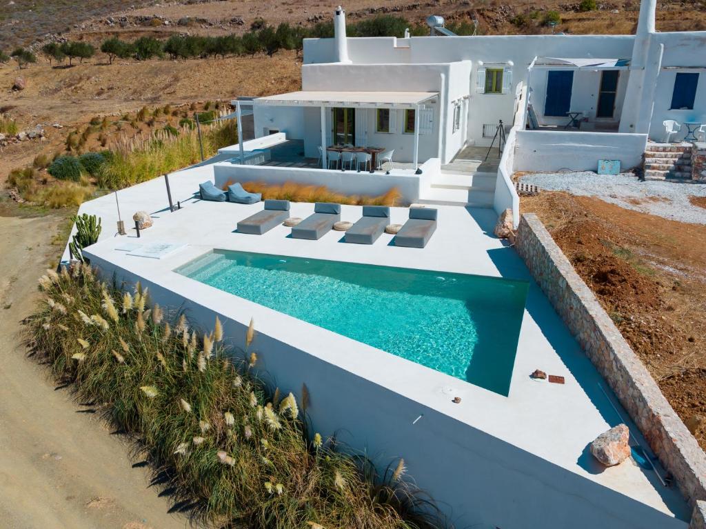Márpissa的住宿－Ventu Paros Villa，享有带游泳池的别墅的空中景致