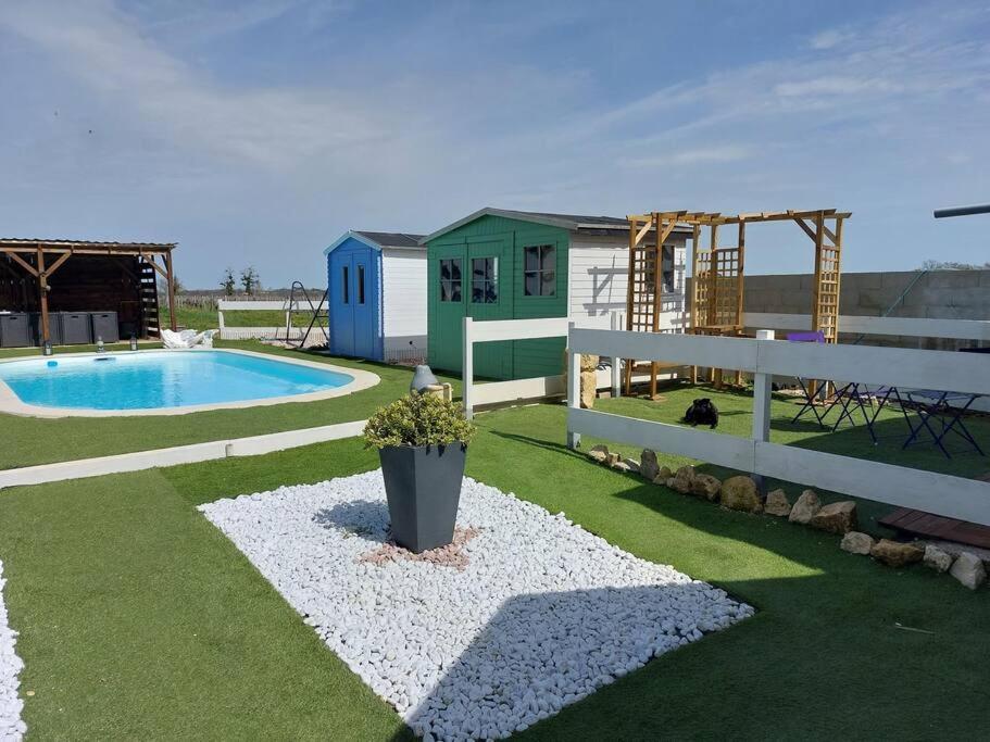 um quintal com uma piscina e um parque infantil em Studio 4 personnes em Montagne