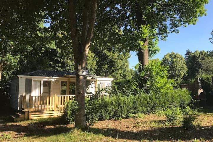 une petite maison au milieu d'une cour dans l'établissement Bungalow climatisé dans un bel écrin de nature, à Saint-Chéron