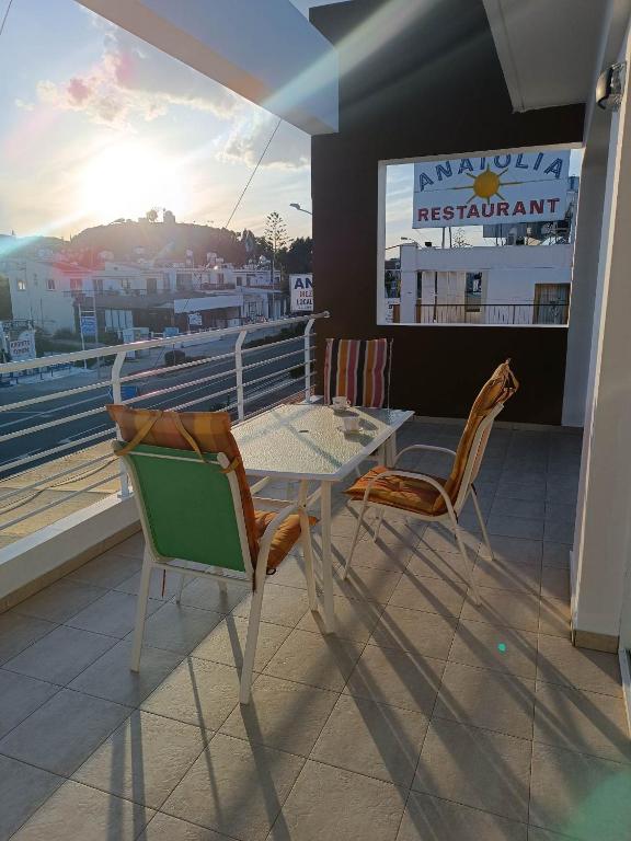 Balkón nebo terasa v ubytování Spectacular Sea View, private jacuzzi & table pool