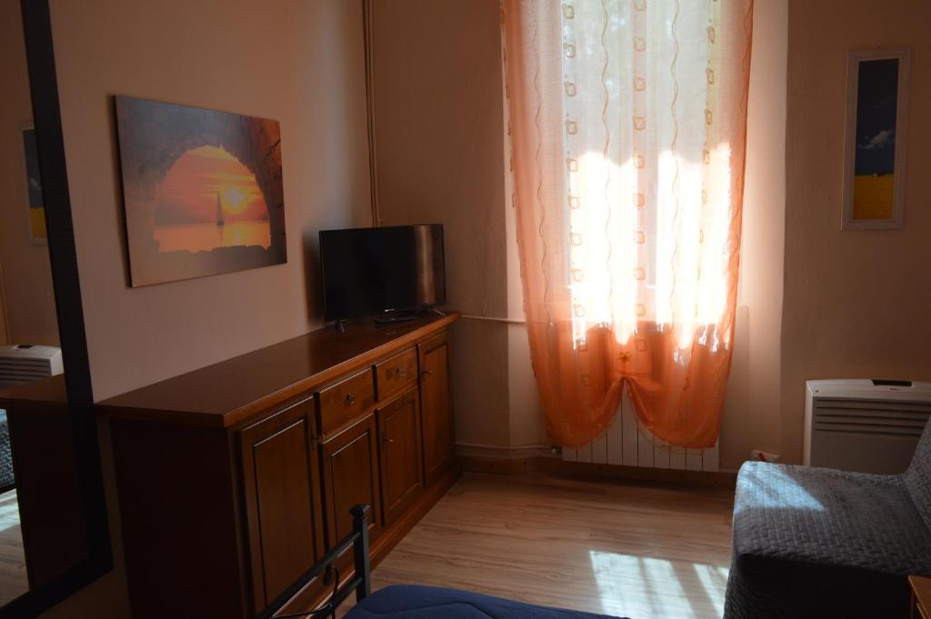 A television and/or entertainment centre at Il Giardino Nel Parco R&B