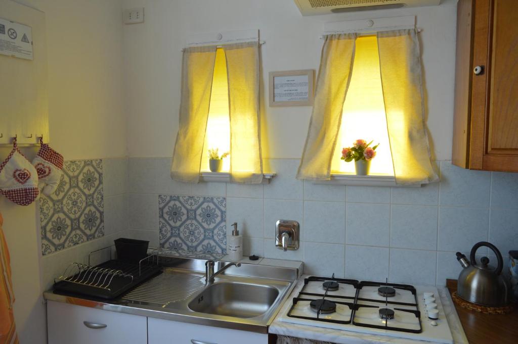 A kitchen or kitchenette at Il Giardino Nel Parco R&B