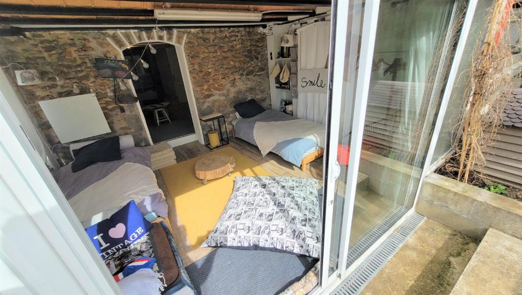 Kleines Zimmer mit 2 Betten und Balkon in der Unterkunft Appartement, atelier d'artiste in Chelles
