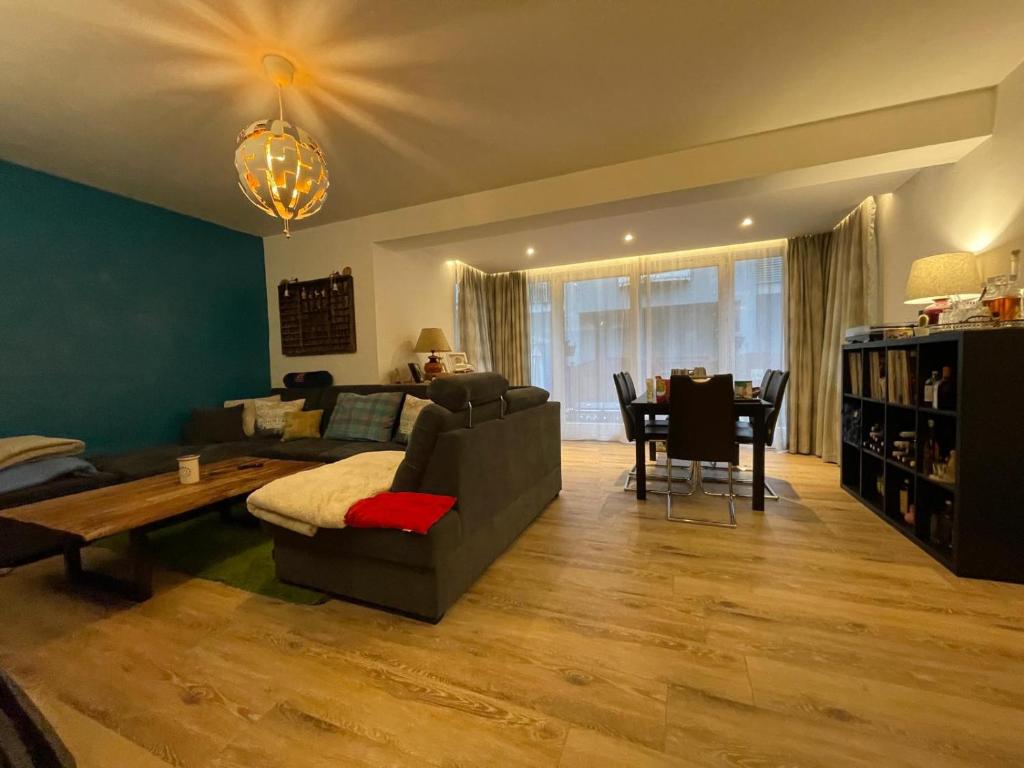 ein Wohnzimmer mit einem Sofa und einem Tisch in der Unterkunft Garden City Appartement in Salzburg