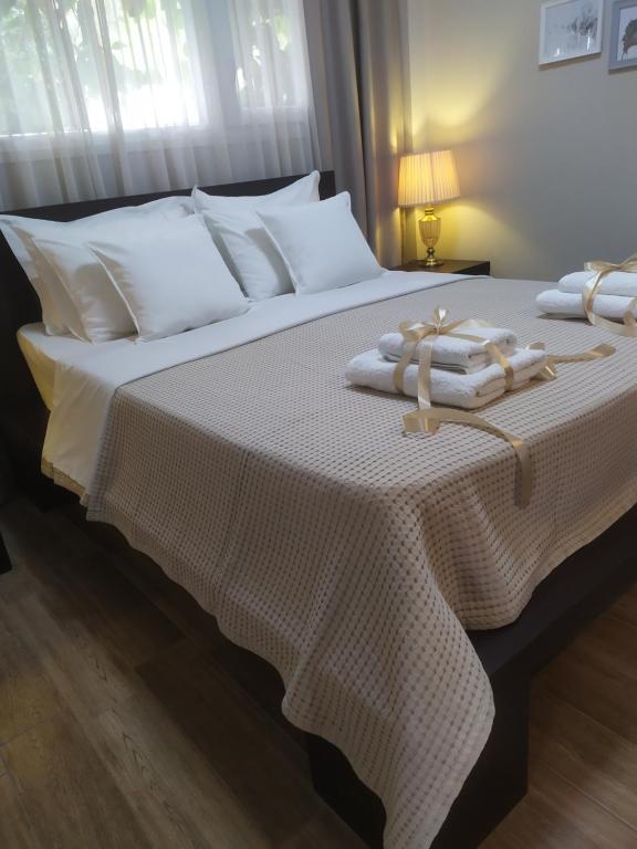 Postel nebo postele na pokoji v ubytování Siggos Suites