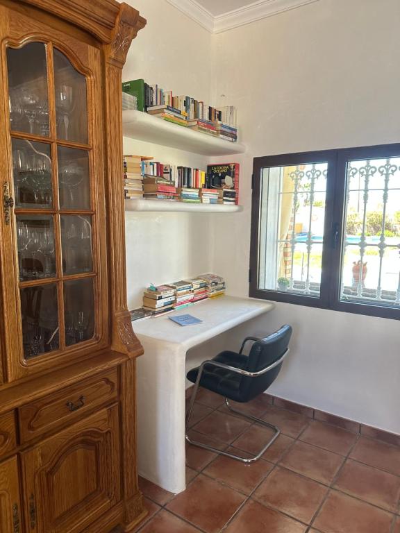 een thuiskantoor met een bureau en een stoel bij Casa Rural El Limonero in Villanueva de la Serena