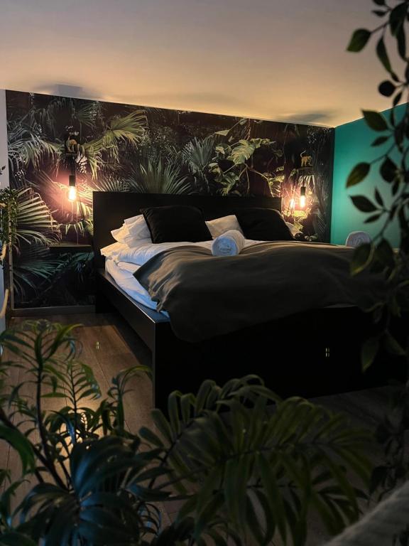 uma cama grande num quarto com plantas em Jungle Inn em Budapeste