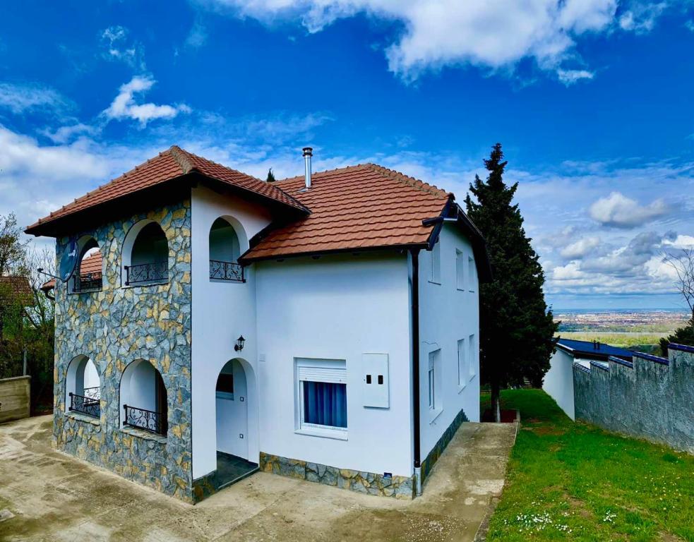 uma casa branca com um telhado vermelho em Vila ISKRA em Novi Sad