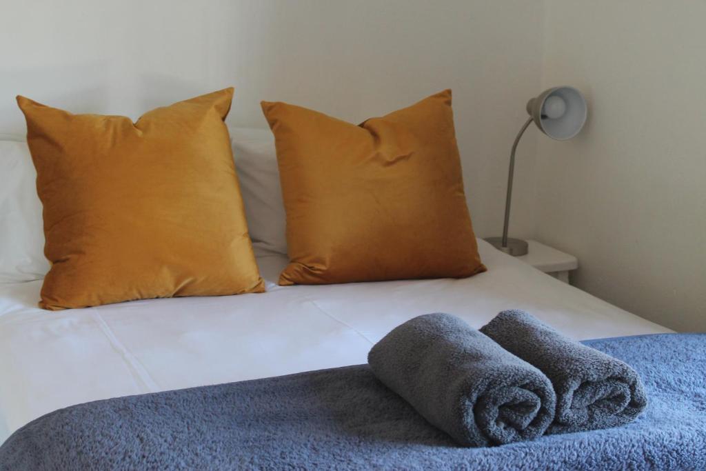- un lit avec des oreillers et des serviettes dans l'établissement @Oudam, à Montagu