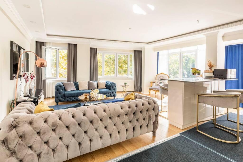 Perfect Location,marvellous furnituie,2 Bedrooms,