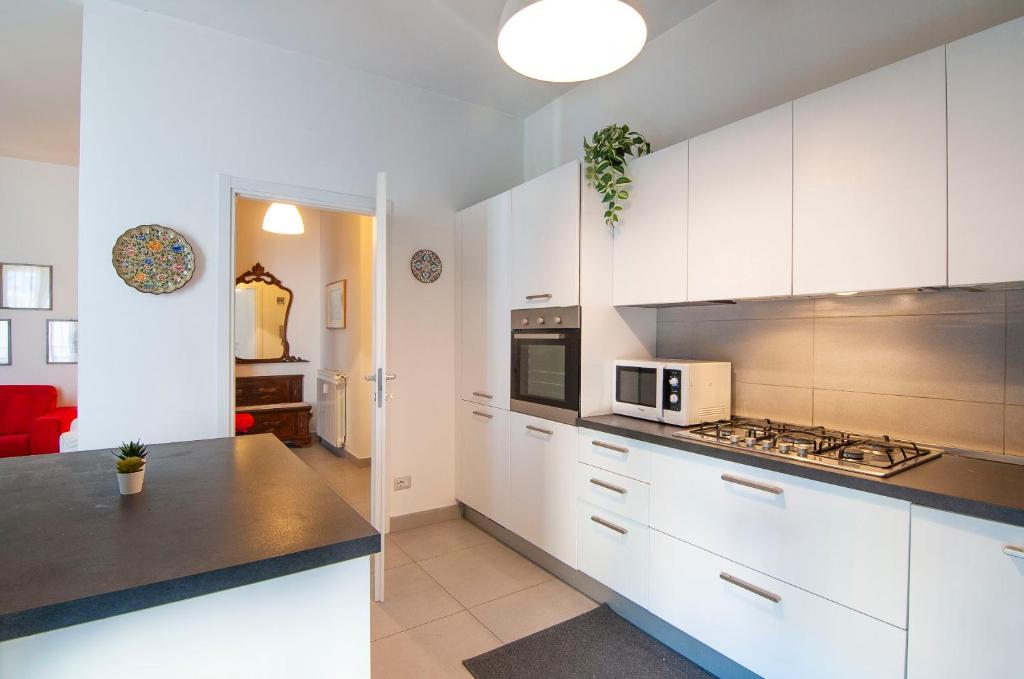 A kitchen or kitchenette at [MaffeiHouse] 5 min to Hospital