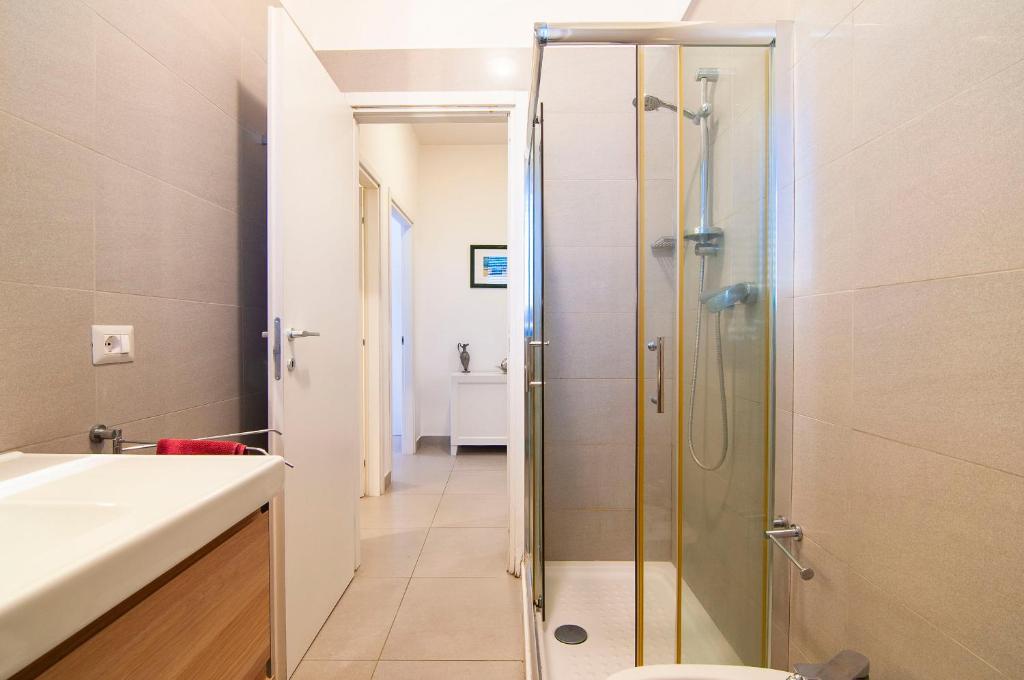 A bathroom at [MaffeiHouse] 5 min to Hospital