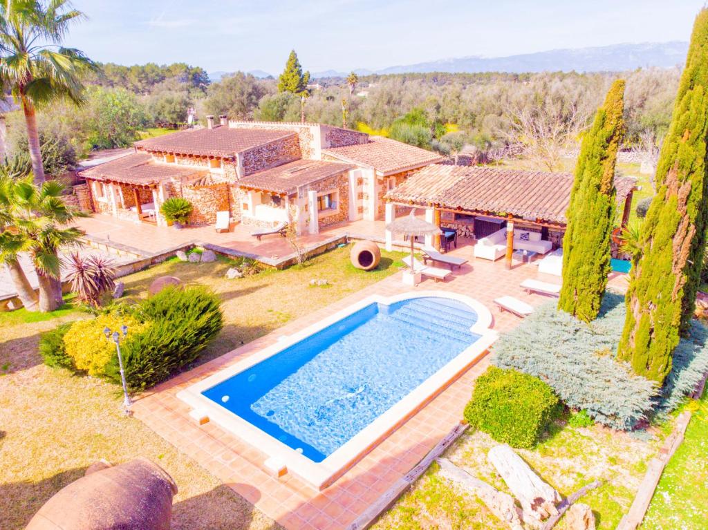 una vista aérea de una casa con piscina en Incredible villa with wonderful exteriors, en Sencelles