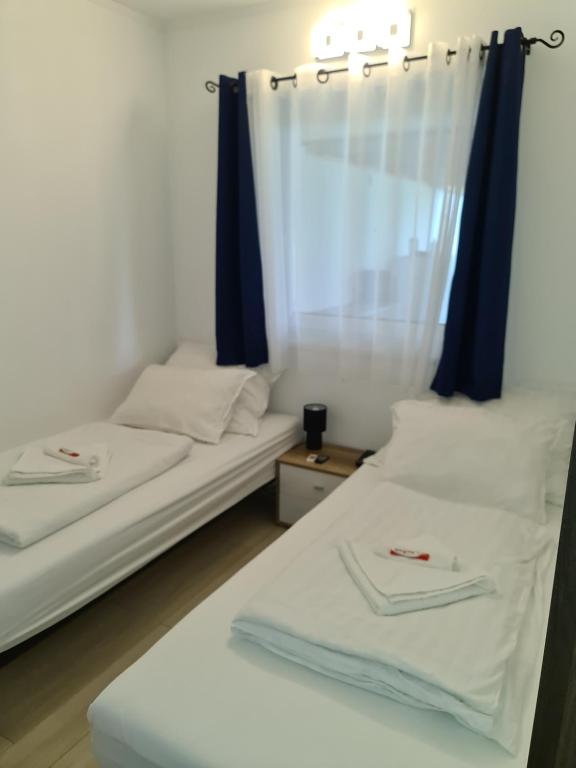 Łóżko lub łóżka w pokoju w obiekcie Smaragd apartman
