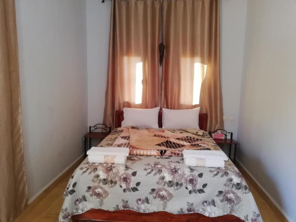 Postel nebo postele na pokoji v ubytování Riad Ouinz