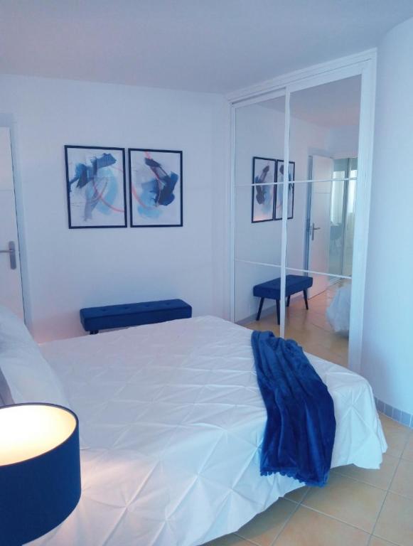 Łóżko lub łóżka w pokoju w obiekcie Skyline Suites Costa del Sol