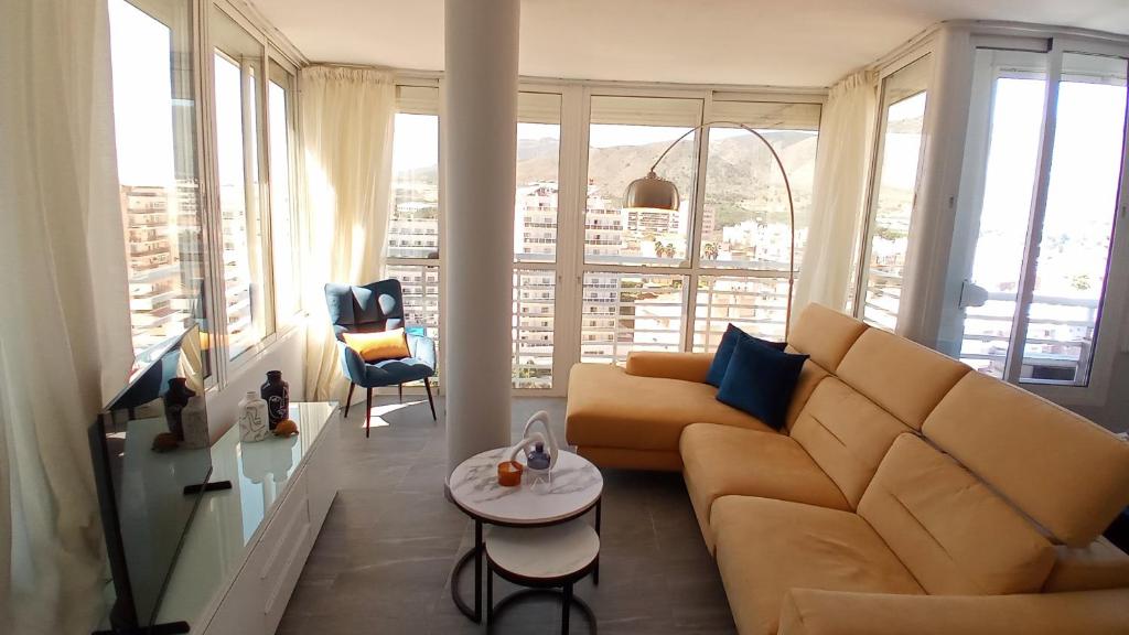 sala de estar con sofá y mesa en Skyline Suites Costa del Sol, en Torremolinos