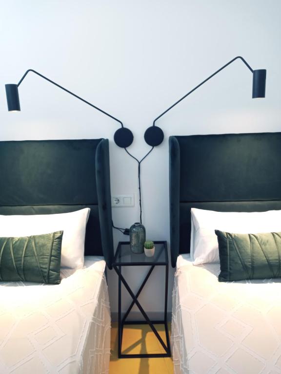 Łóżko lub łóżka w pokoju w obiekcie Skyline Suites Costa del Sol