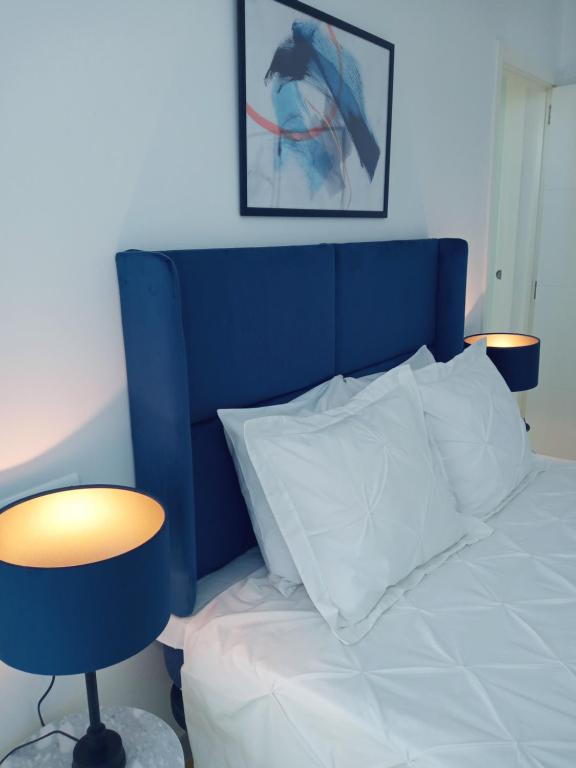 Łóżko lub łóżka w pokoju w obiekcie Skyline Suites Costa del Sol