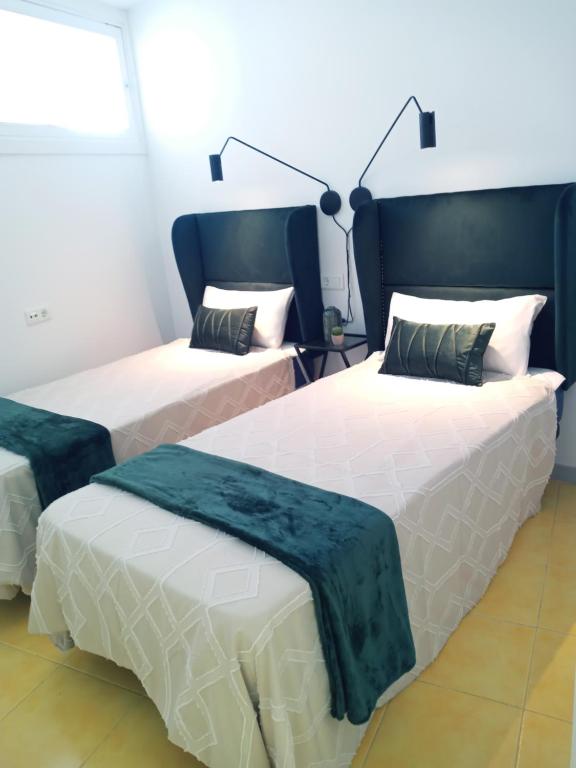 Łóżko lub łóżka w pokoju w obiekcie Skyline Suites Costa del Sol