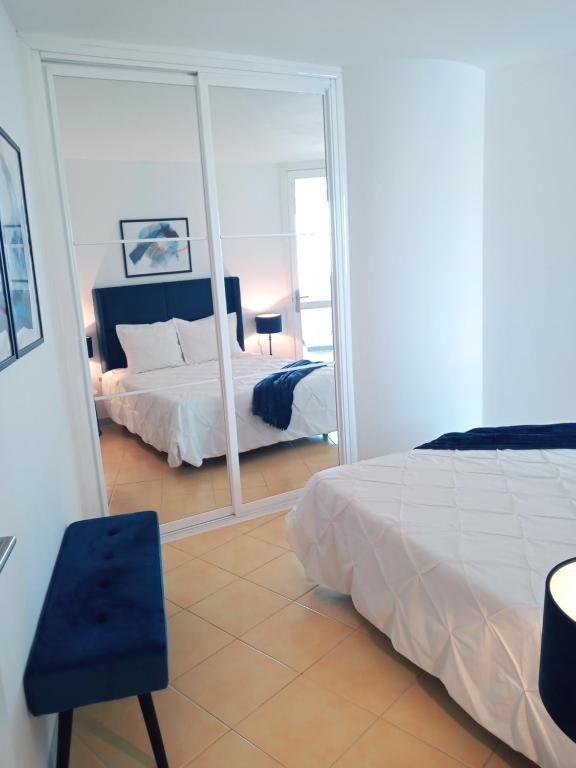 sypialnia z łóżkiem i lustrem w obiekcie Skyline Suites Costa del Sol w mieście Torremolinos