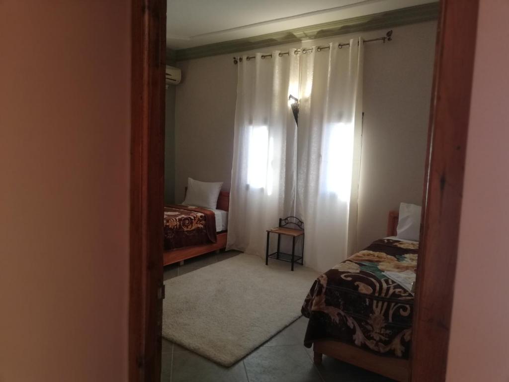 Postel nebo postele na pokoji v ubytování Riad Ouinz
