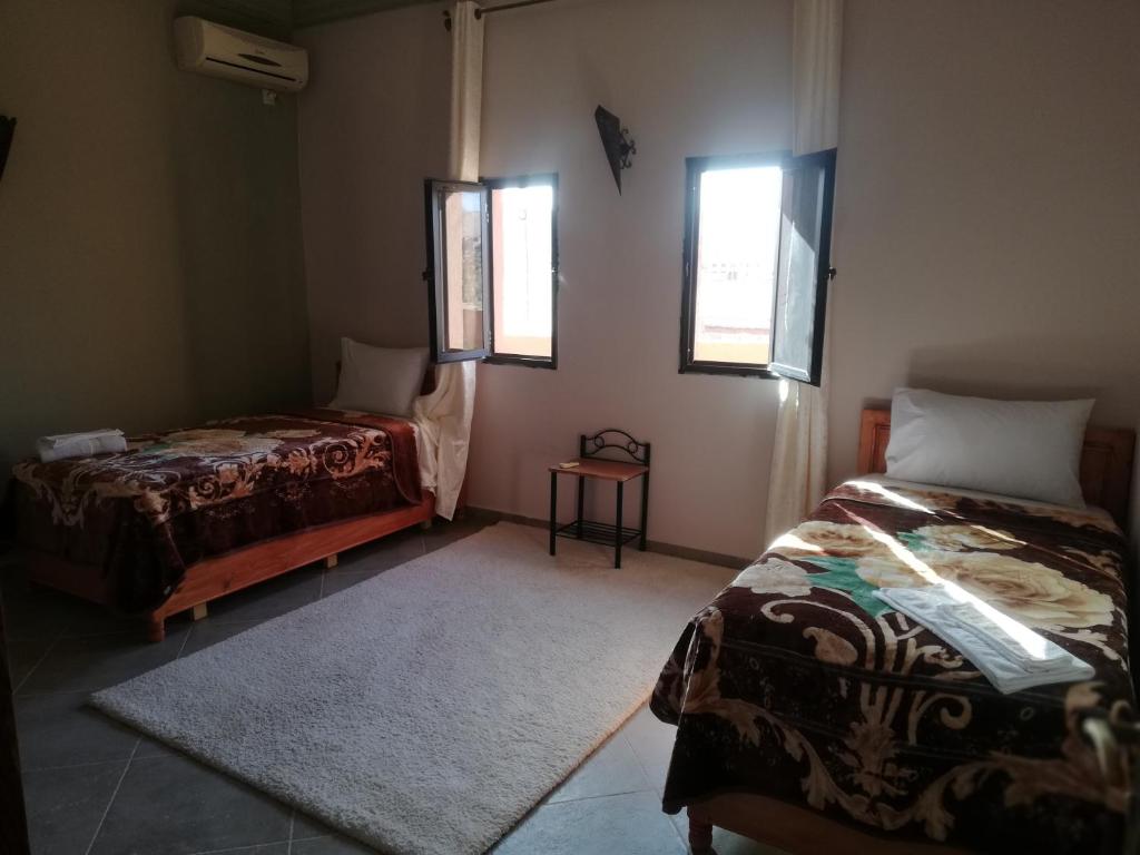 Postel nebo postele na pokoji v ubytování Riad Ouinz