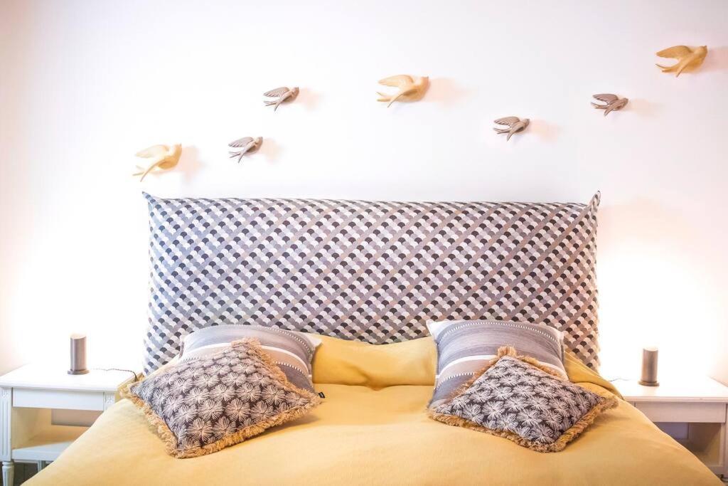 um quarto com uma cama amarela e 2 almofadas em Le Levant: logement dans ancienne batisse de 1718 em Cudrefin