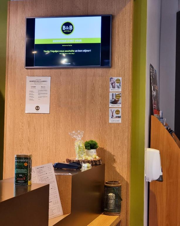 Televiisor ja/või meelelahutuskeskus majutusasutuses B&B HOTEL Le Puy-en-Velay