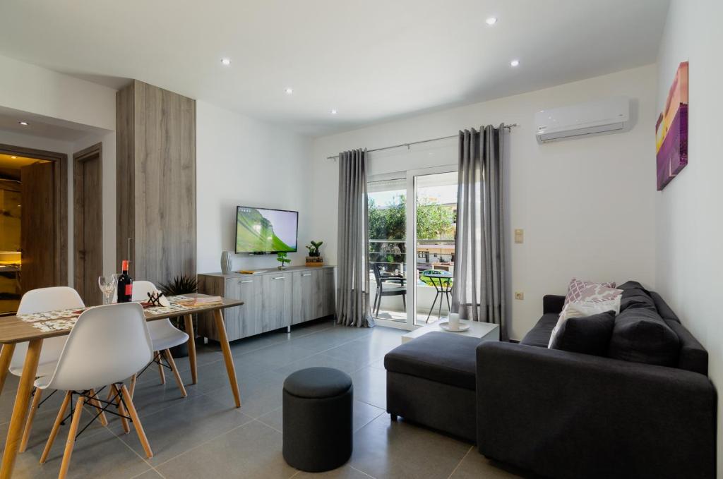 uma sala de estar com um sofá preto e uma mesa em Aleanna Cozy Luxury Apartments in Ilha de Rhodes