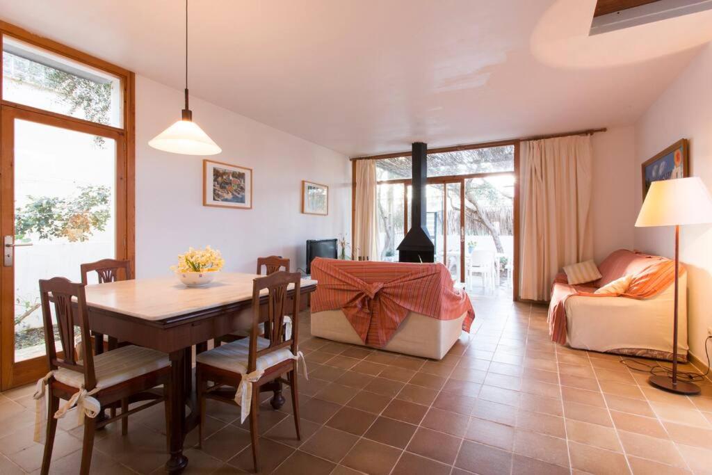 a living room with a dining room table and a couch at Chalet Sa Rapita in Sa Ràpita