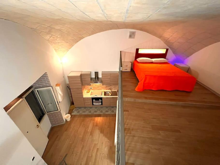 - une chambre avec un lit rouge et une télévision dans l'établissement Casa Vacanza , Marianna, à Naples