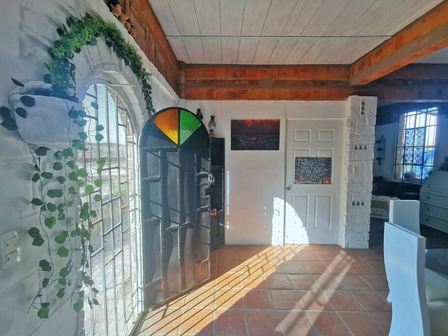 Zimmer mit einer Wand mit einem Fenster und einer Tür in der Unterkunft Casa de campo con alberca in San Juan de los Lagos