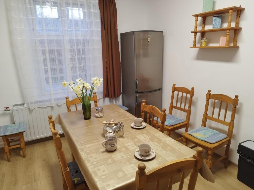 Zestaw do parzenia kawy i herbaty w obiekcie Tartós Szegfű Vendégház, Magánszállás