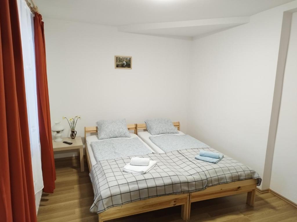 Łóżko lub łóżka w pokoju w obiekcie Tartós Szegfű Vendégház, Magánszállás