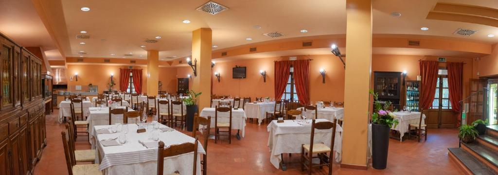 A restaurant or other place to eat at Hotel La Fattoria