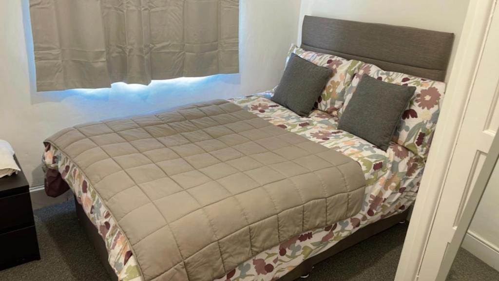 ein Bett mit zwei Kissen darauf in einem Schlafzimmer in der Unterkunft Small room in Horfield 3 in Bristol