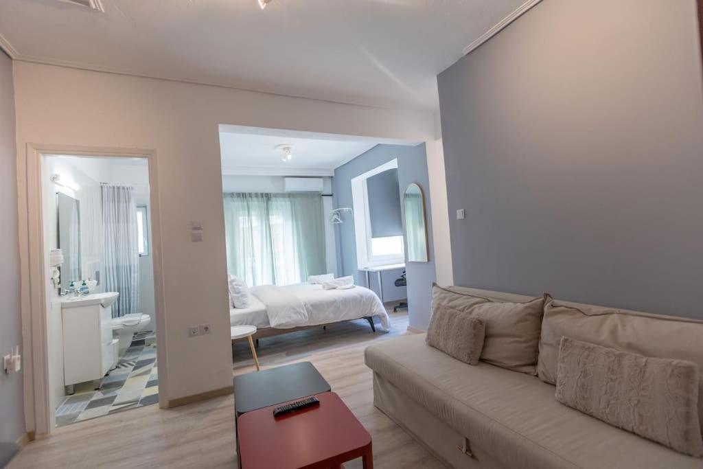 a living room with a couch and a bedroom at Όμορφο στούντιο στο κέντρο της πόλης. in Larisa