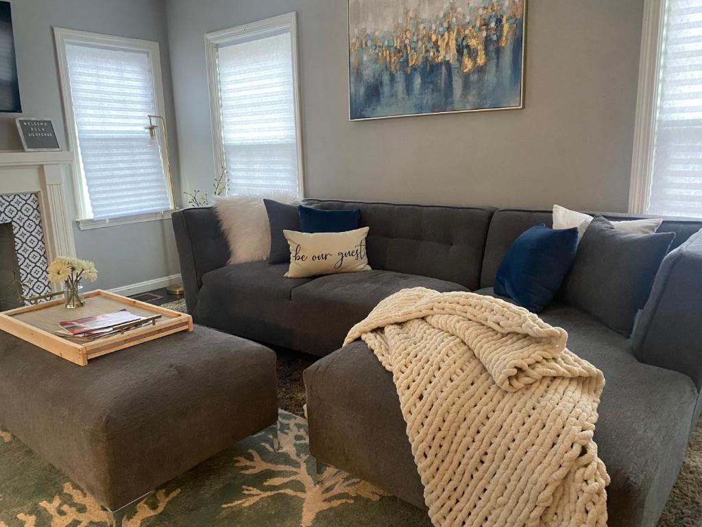 Cozy, 1st floor apartment 2bdrms Plus Semi Private room with Futon Pets with fee Family Friendly Close to Everything photo